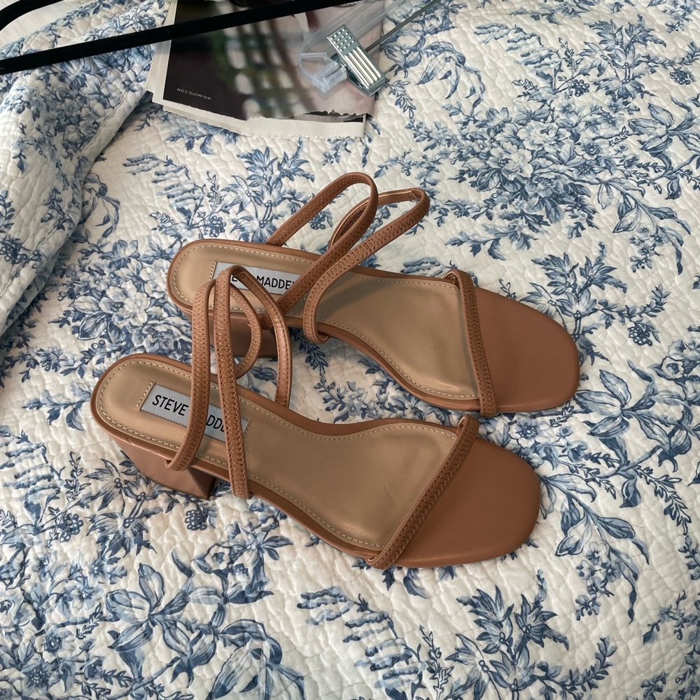 Women's Steve Madden Tan Sandals (never worn)